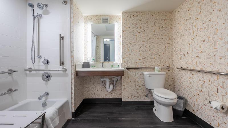 Standard Queen Room with Two Queen Beds and Tub - Mobility/Communications Accessible image 2