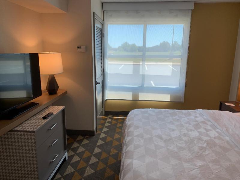 Standard King Room image 4