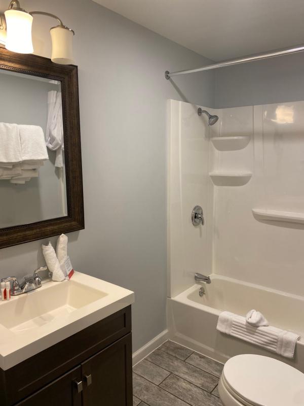 Deluxe Queen Room with Two Queen Beds - Non-Smoking image 2