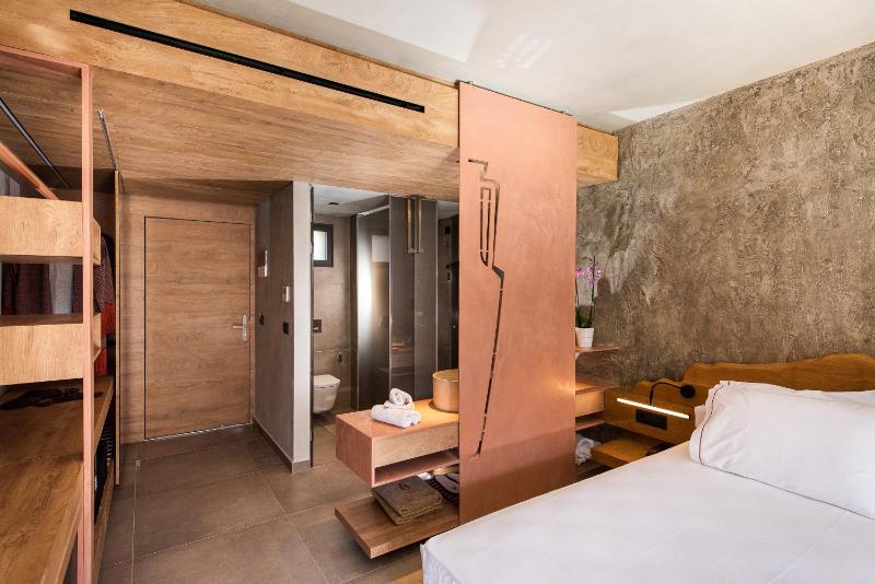 Deluxe Double or Twin Room with Pool Access image 3
