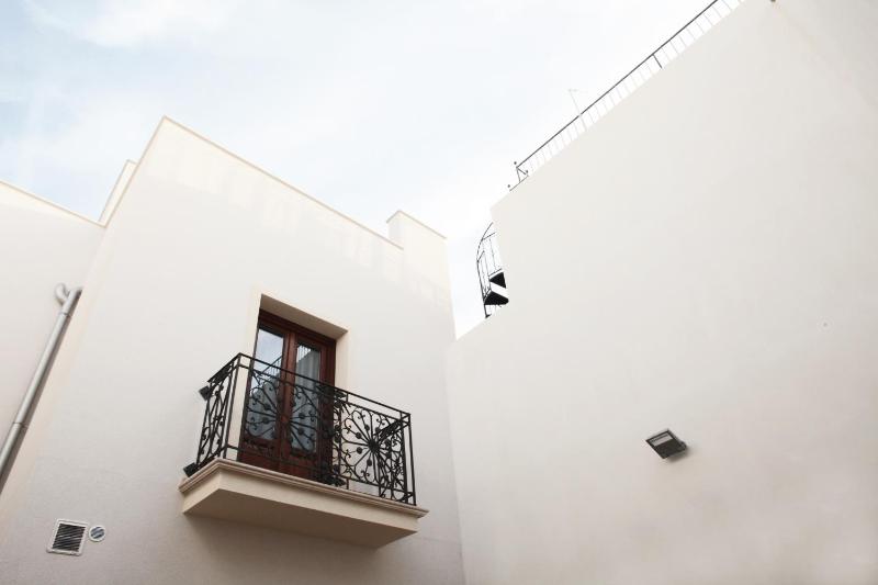 Deluxe Double Room with Balcony image 4