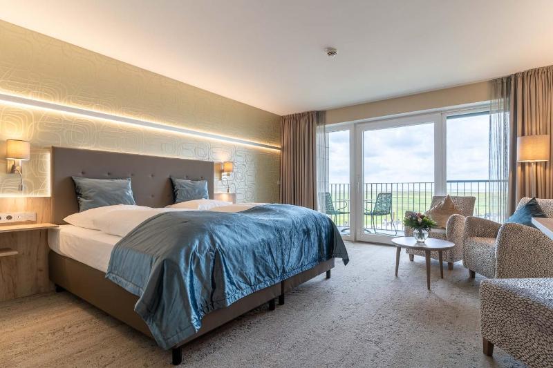 Deluxe Double Room with Balcony and Sea View image 2