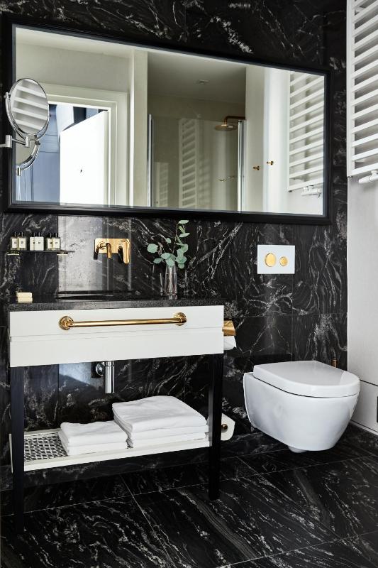 Large Double or Twin Room image 3