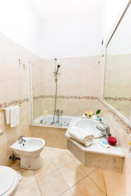 Superior Quadruple Room image 4