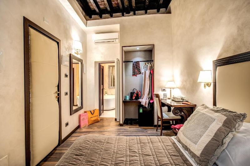 Deluxe Room image 3