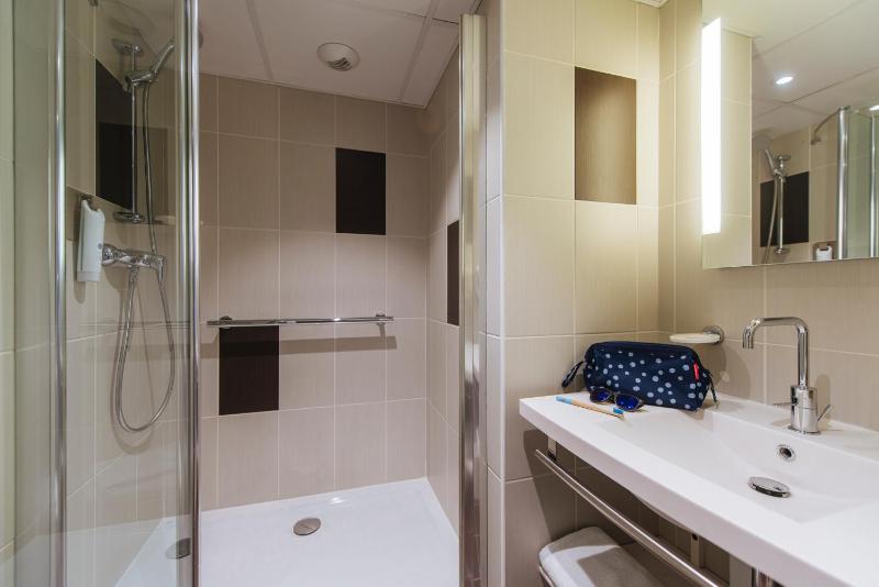 Standard Twin Room image 4
