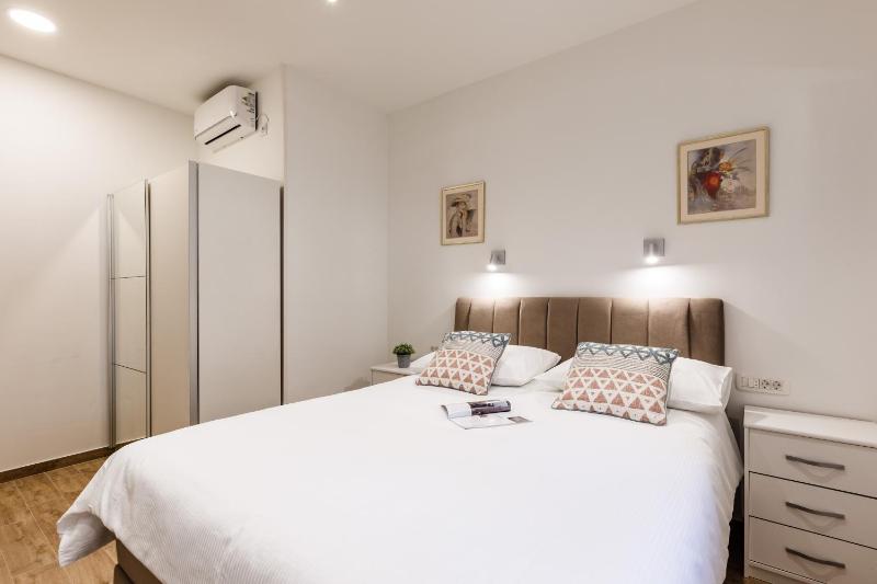Deluxe Studio Apartment image 3