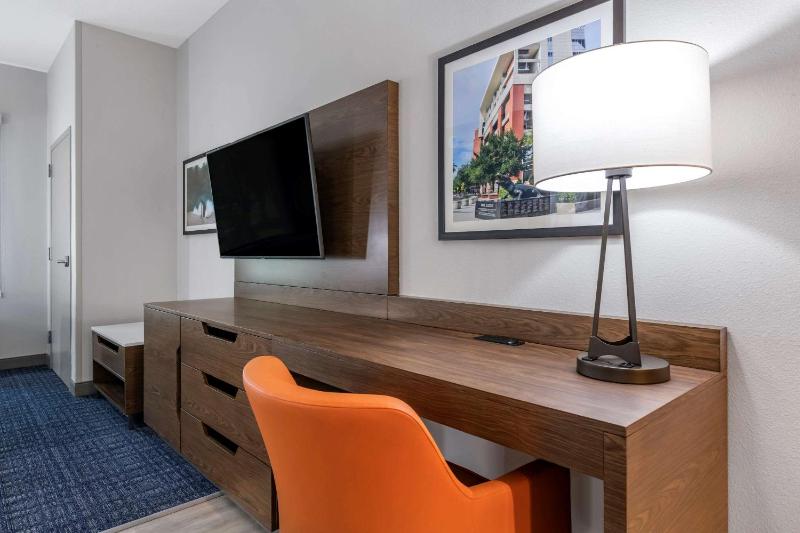 King Suite - Accessible/Non-Smoking image 4