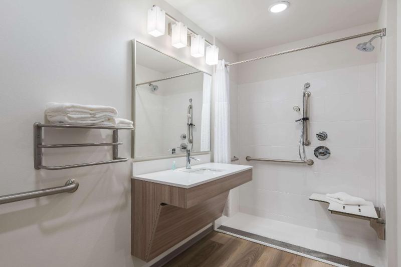 Queen Room with Roll-In Shower - Disability Access/Non-Smoking image 2