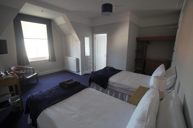 Standard Twin Room image 4