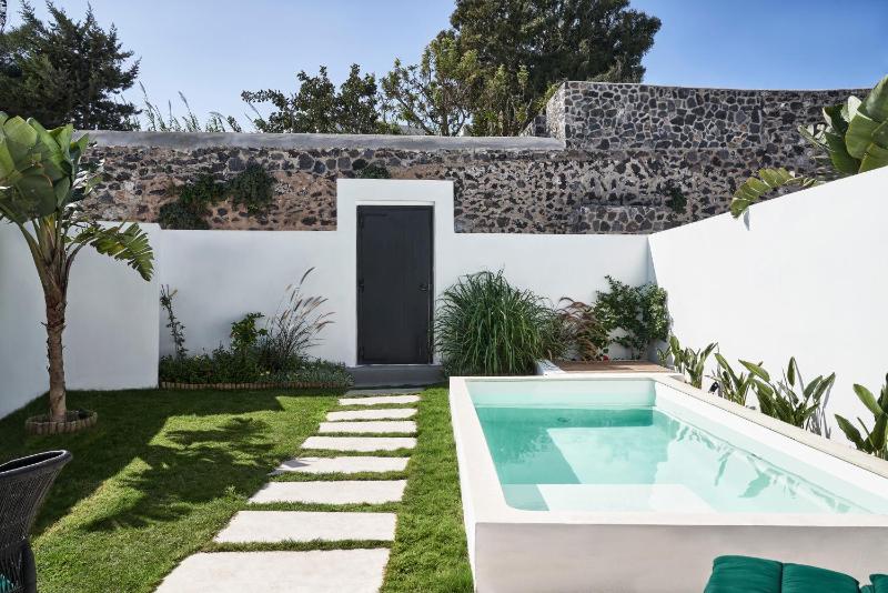 Superior Pool Suite with Private Garden image 2