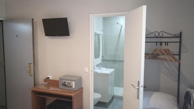 Twin Room image 4