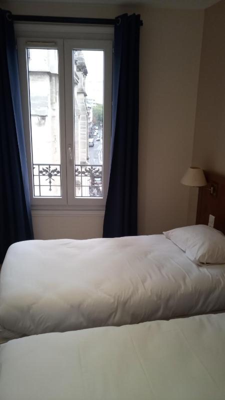 Twin Room image 3