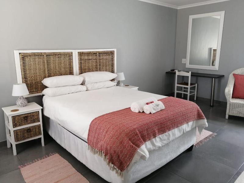 Standard Twin Room image 4