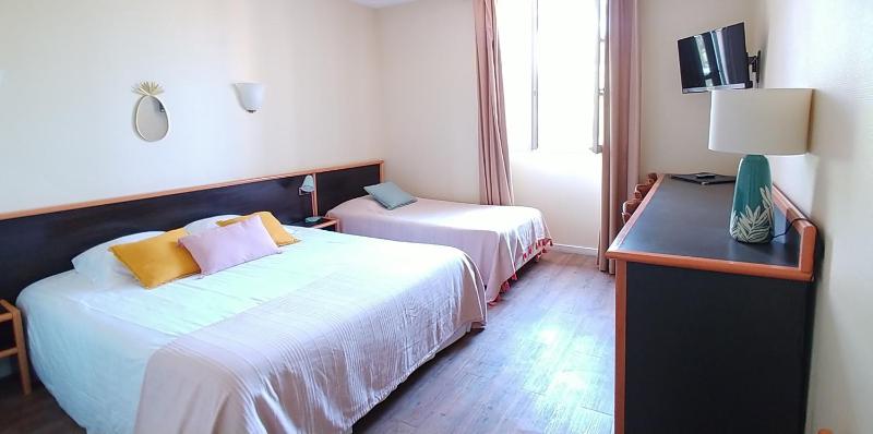 Superior triple Room with Garden View image 3