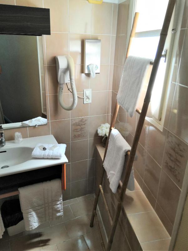 Superior triple Room with Garden View image 4