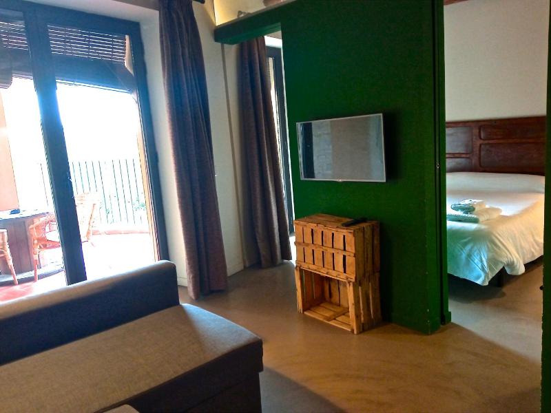 One-Bedroom Apartment image 3