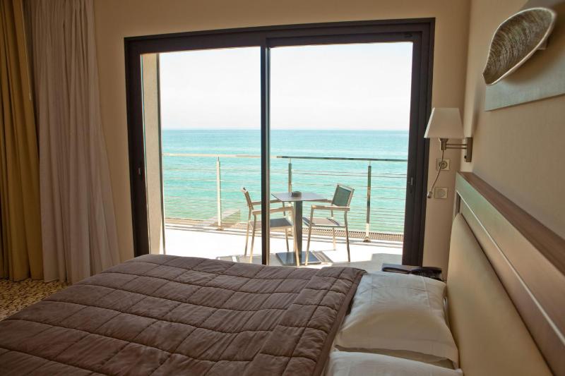 Deluxe Double Room with Balcony and Sea View image 2