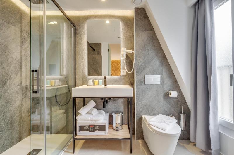 Superior Twin Room image 3