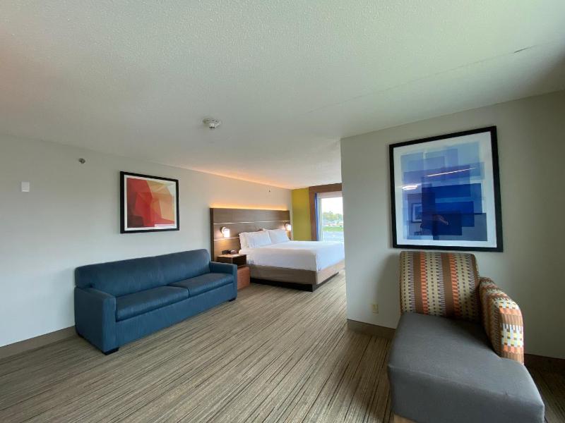 King Suite with Sofa Bed image 4