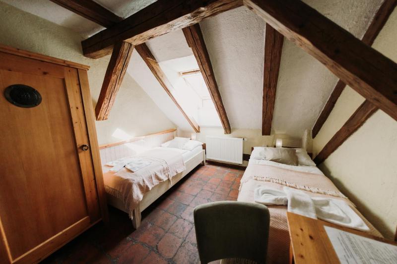 Twin Room image 3