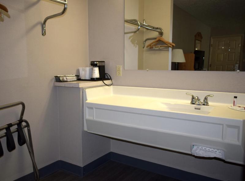 King Room - Non-Smoking image 3