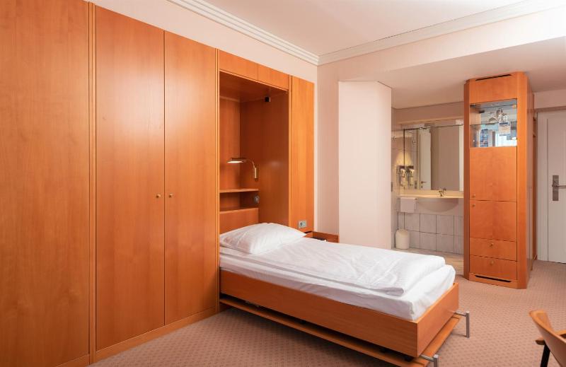 Single Room with small bed image 4