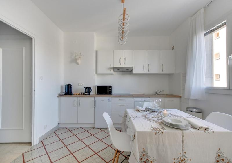 One-Bedroom Apartment image 4