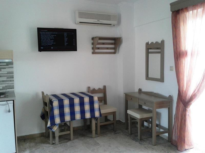 Studio with Balcony image 2