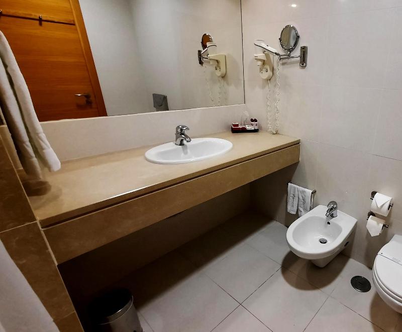 Twin Room image 3