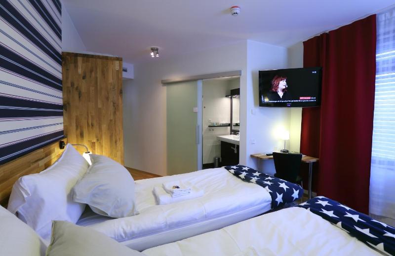Twin Room image 2