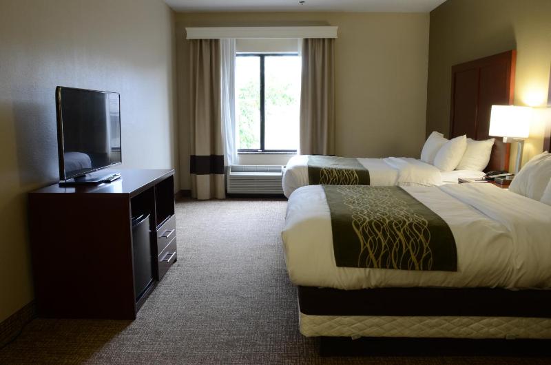 Queen Room with Two Queen Beds - Non-Smoking image 4