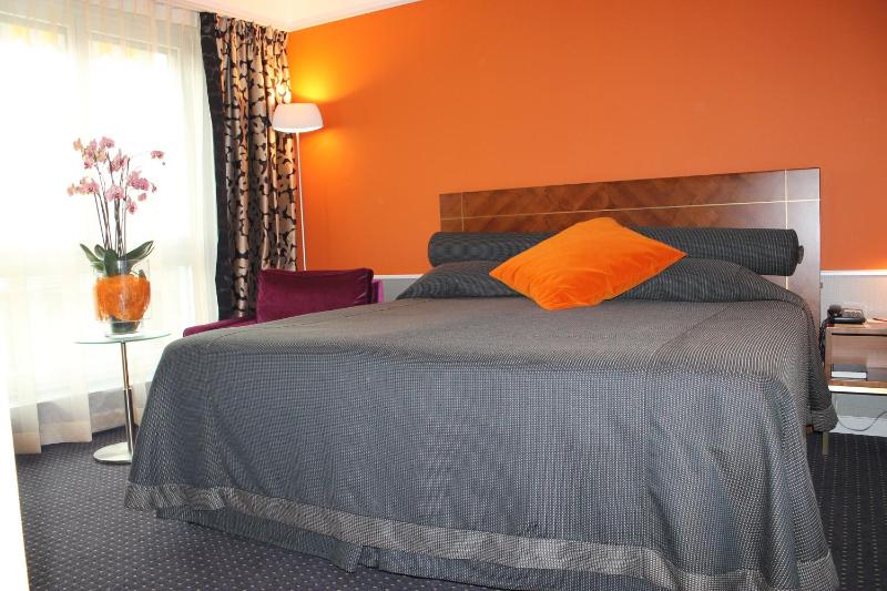 Double Room image 3