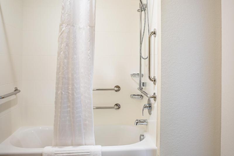 Queen Room with Two Queen Beds and Accessible Tub - Accessible/Non-Smoking image 2