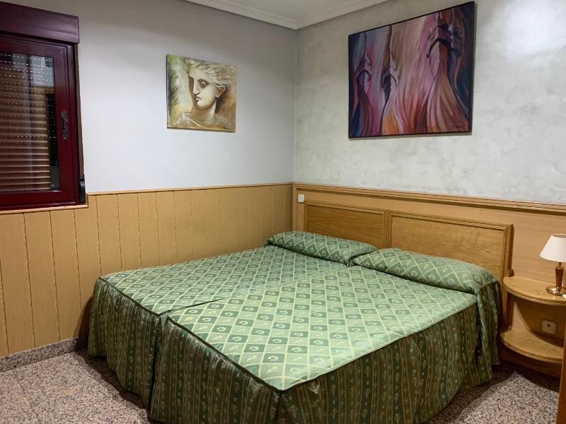 Twin Room image 2