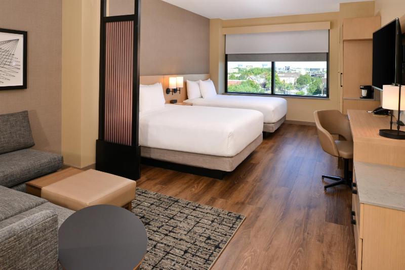 Queen Room with Two Queen Beds image 2