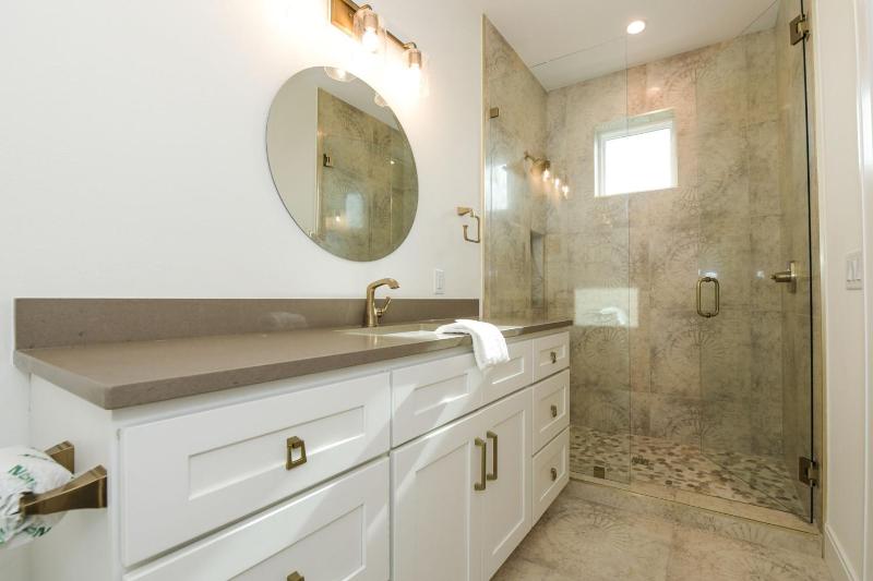 Seven-Bedroom House image 2