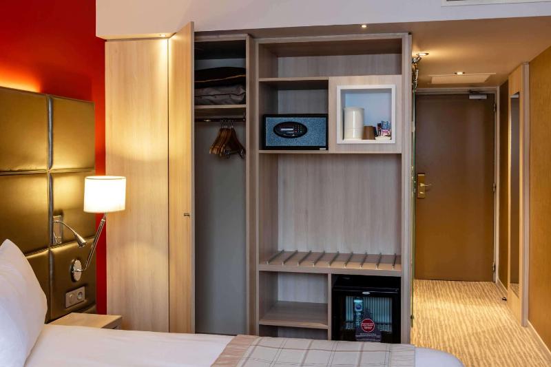 Classic Room with Queen Size Bed   image 4