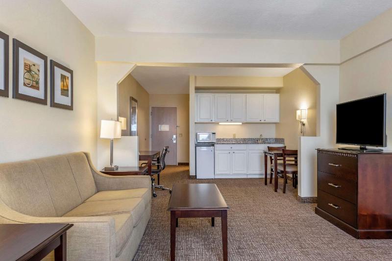 One-Bedroom King Suite with Two Bathrooms image 2