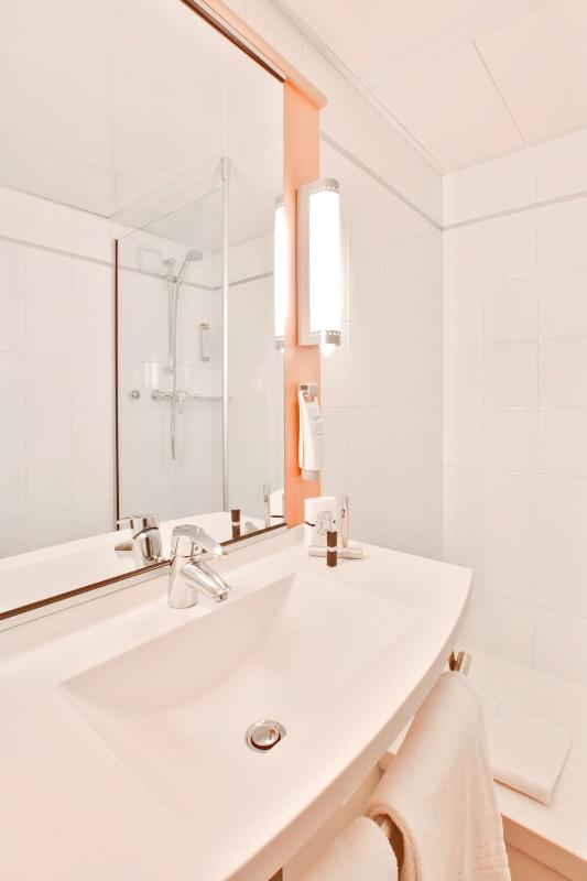 Standard Double Room image 3