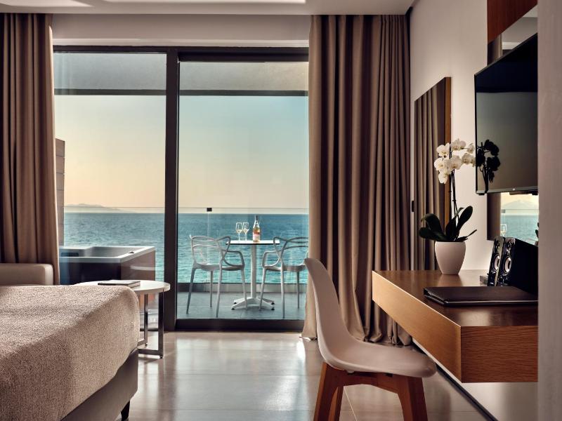 Suite with Hot Tub image 1