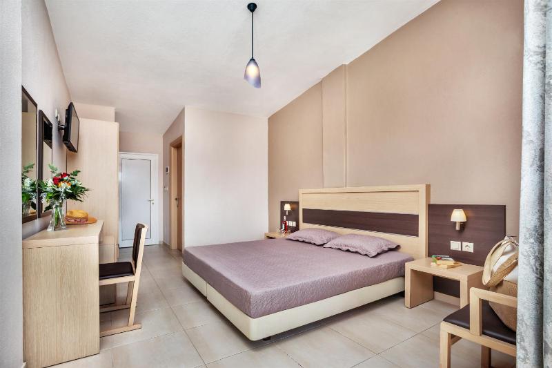 Standard Twin Room image 4