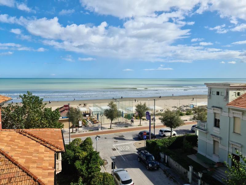 Triple Room with Balcony and Sea View image 2
