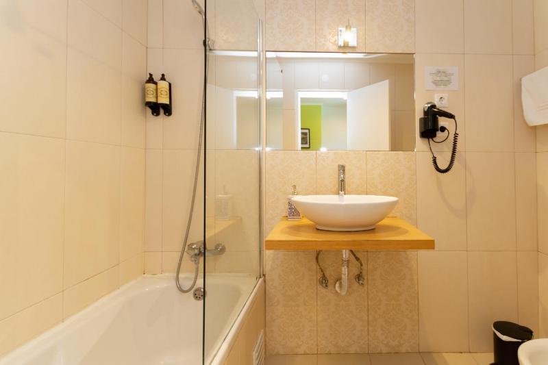 Double or Twin Room image 4