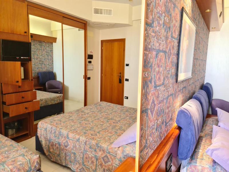 Triple Room with Balcony and Sea View image 4