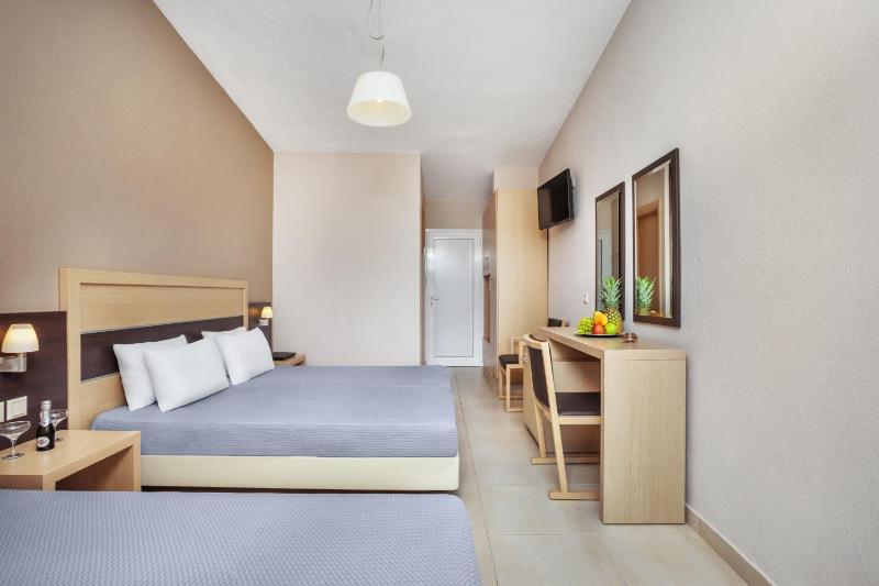 Standard Triple Room image 3