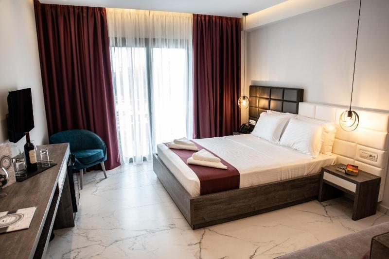 Triple Room with Balcony image 4
