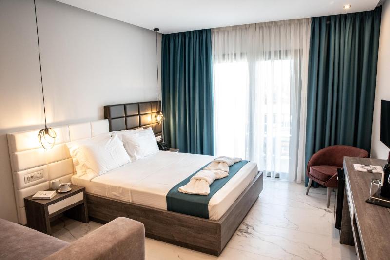 Triple Room with Balcony image 3