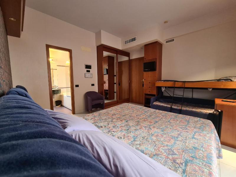 Quadruple Room with Balcony and Sea View image 4