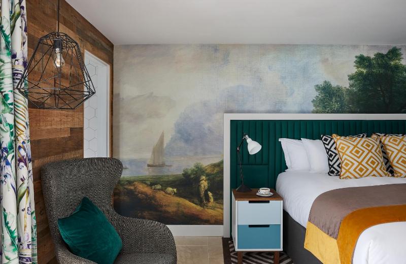 Premium King Room image 3